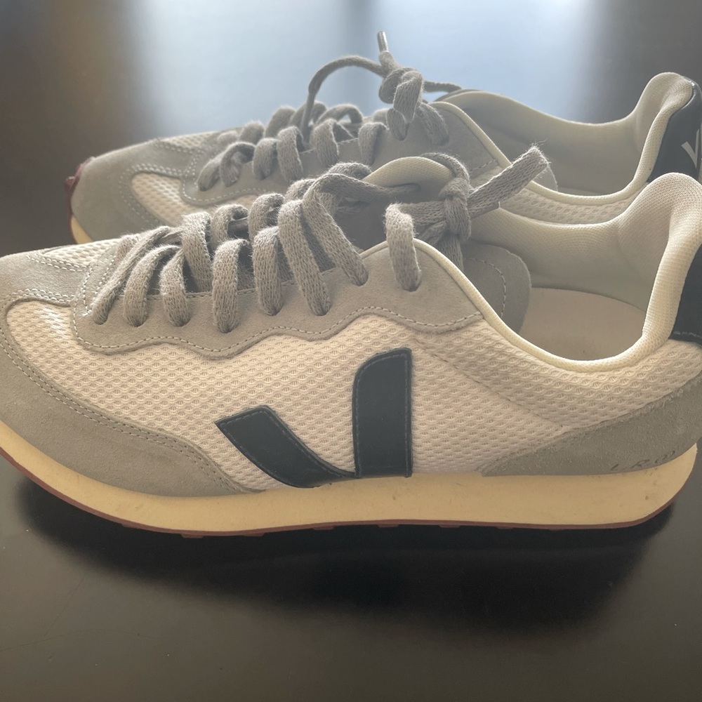 VEJA "SDU" recycled plastic runner sneakers with contrast logo and collar.